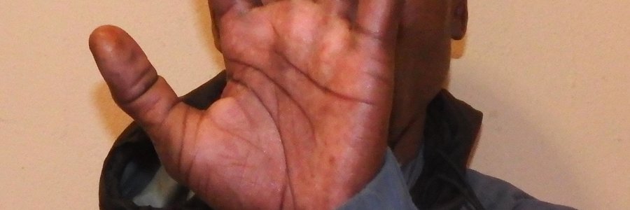 Keer help nie. Hierdie  handafdruk het tot die verdagte huisrower se inhegtenisneming gelei. Vingerafdruk-deskundiges het dit op die rooftoneel gelig.